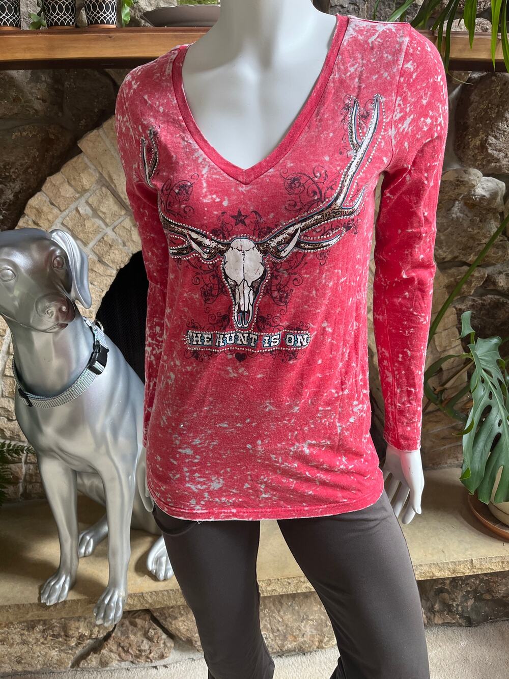 Cowgirl Hardware Hunters V-Neck Red Long Sleeve Shirt Women's Size Medium